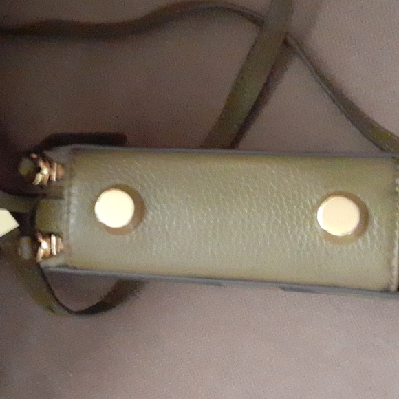 Fabulous double zip camo leather bag. Gold tone, feet adjustable strap NWOT - Picture 6 of 11